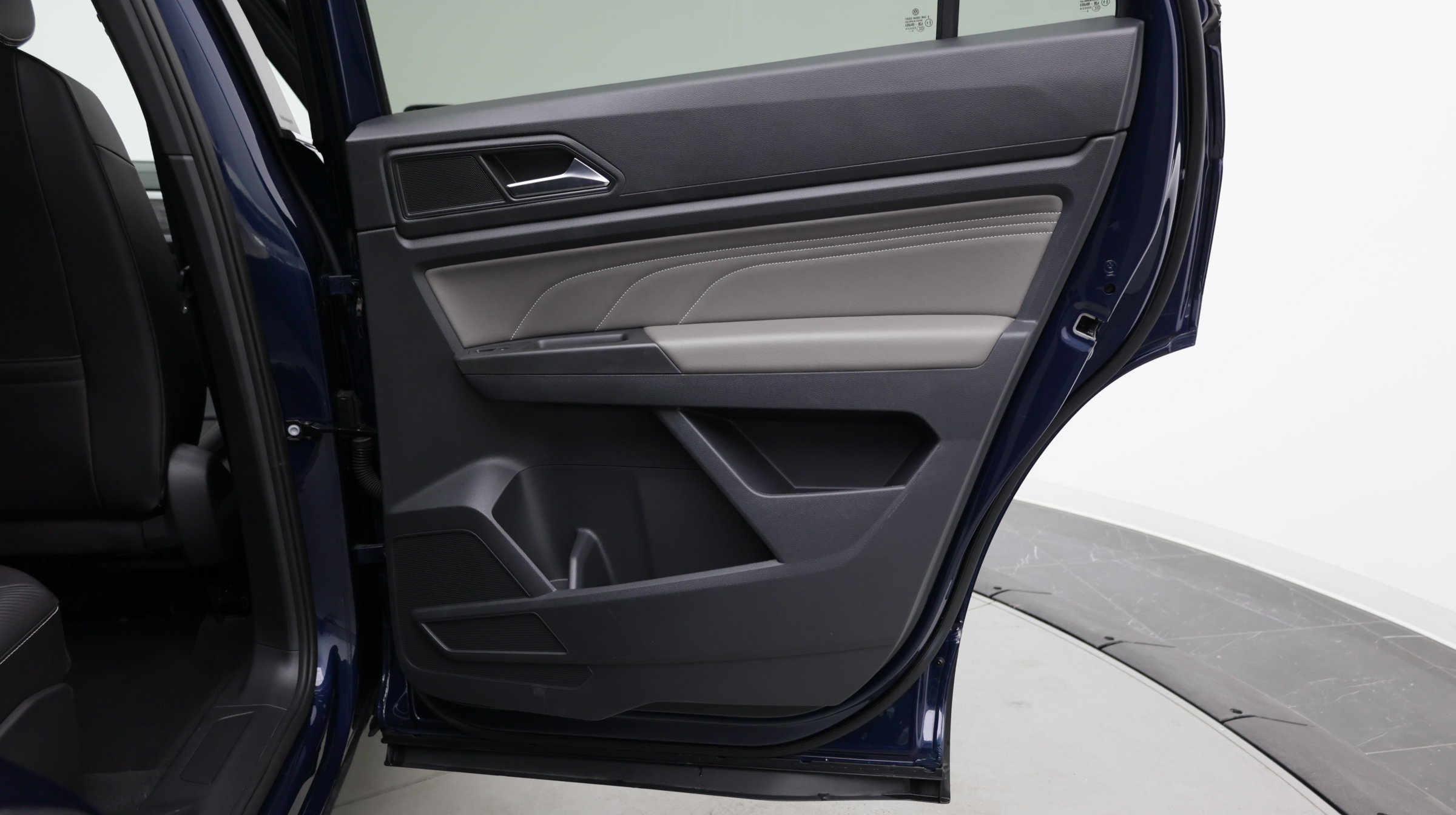 Used 2023 Volkswagen Atlas Cross Sport SE w/ Panoramic Sunroof Package FWD image 32