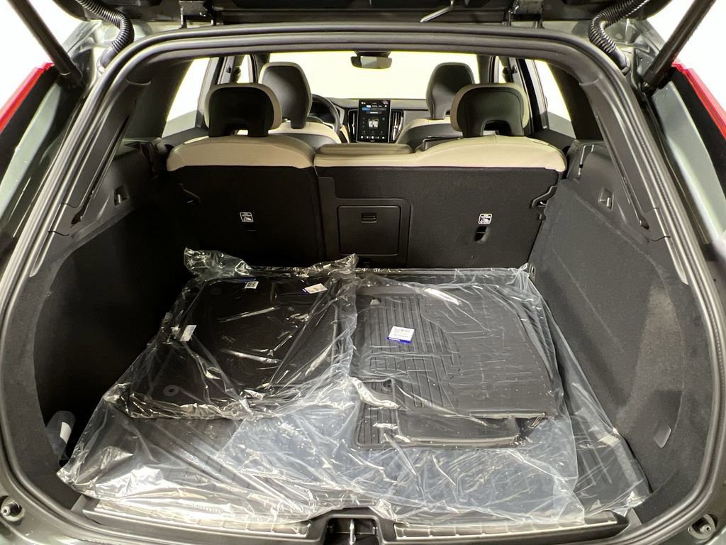 New 2026 Volvo XC60 B5 Plus w/ Climate Package image 17
