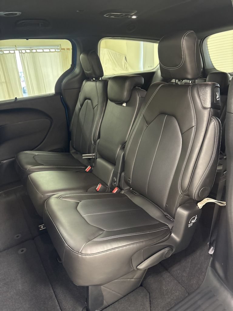 New 2027 Chrysler Pacifica Select FWD image 21