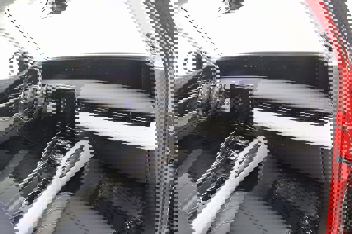 Used 2025 Lincoln Nautilus Premier image 48