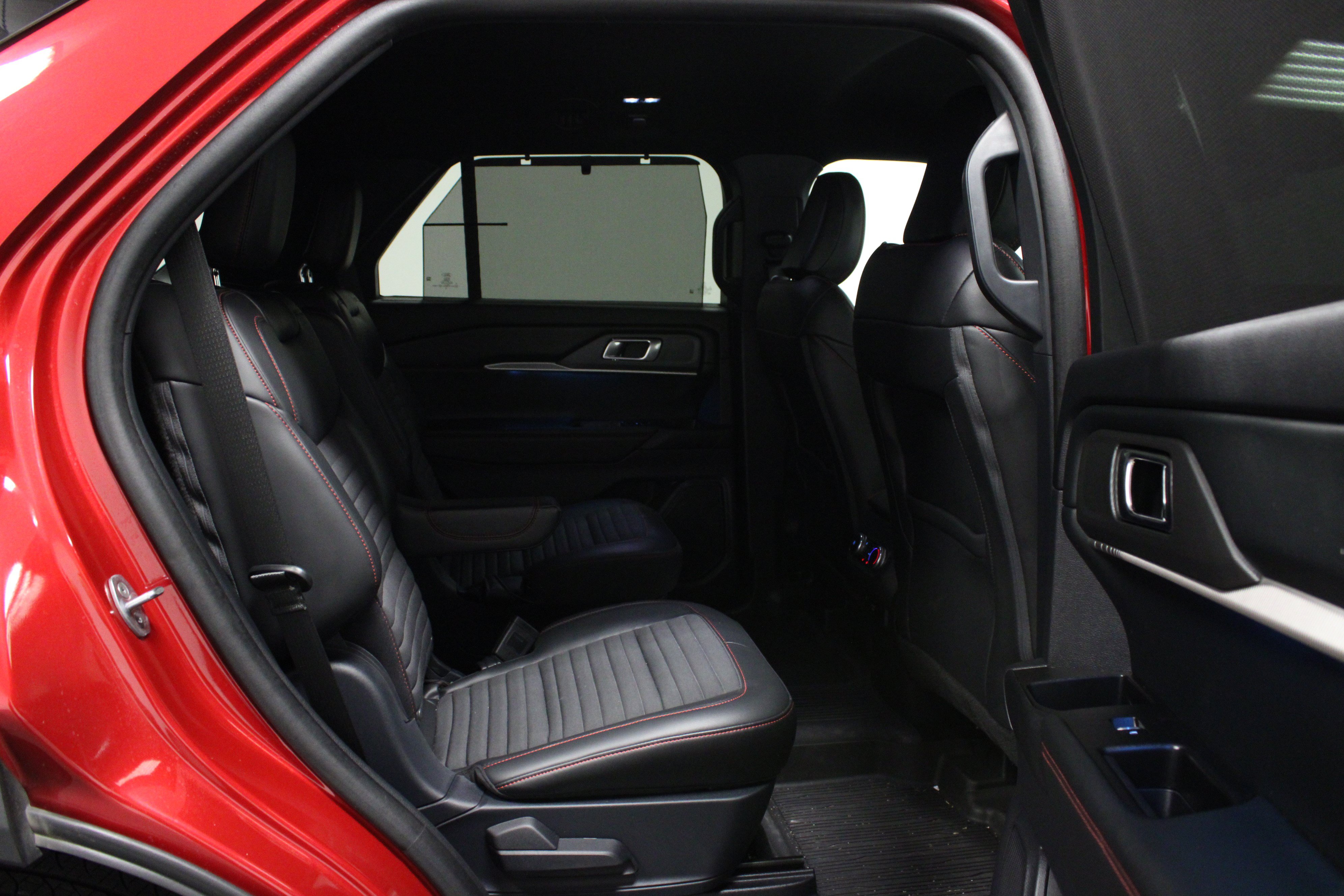 Used 2025 Ford Explorer ST-Line w/ Premium Package RWD image 16