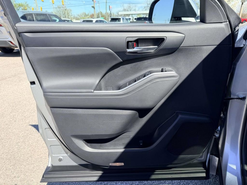 Used 2022 Toyota Highlander XLE image 17