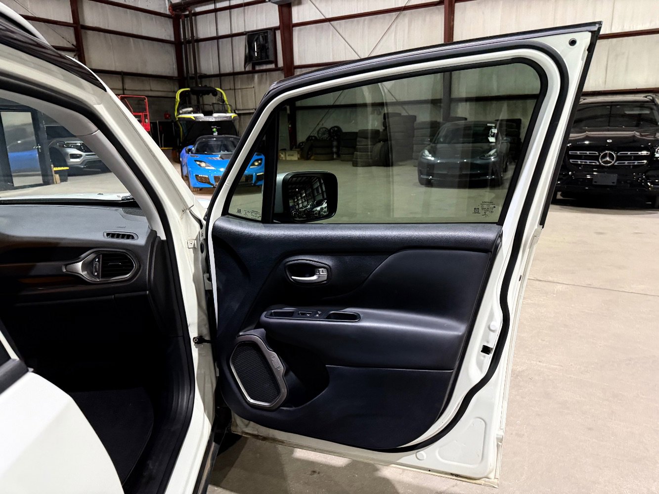 Used 2018 Jeep Renegade Limited w/ UConnect 8.4 Nav Group FWD image 24