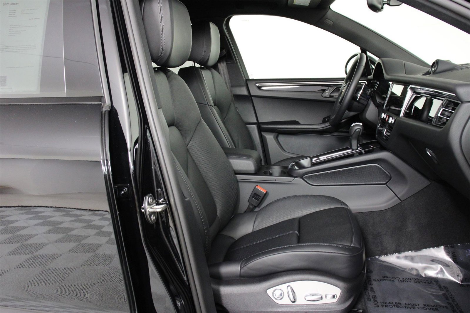 Used 2025 Porsche Macan image 31