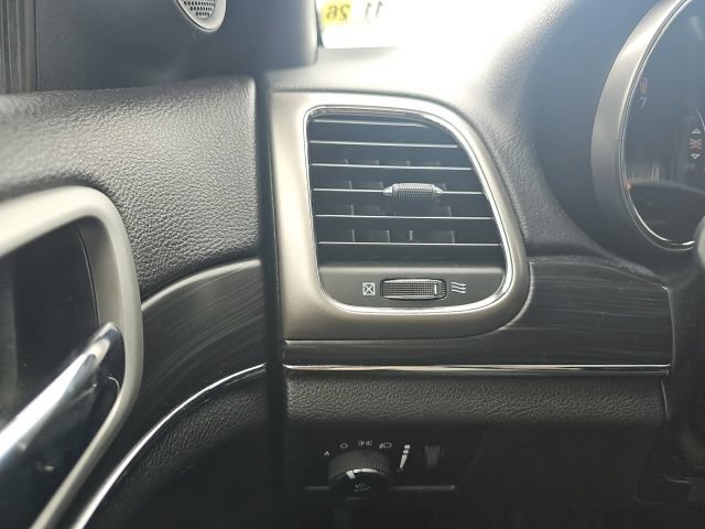 Used 2020 Jeep Grand Cherokee Limited w/ Luxury Group II RWD image 38