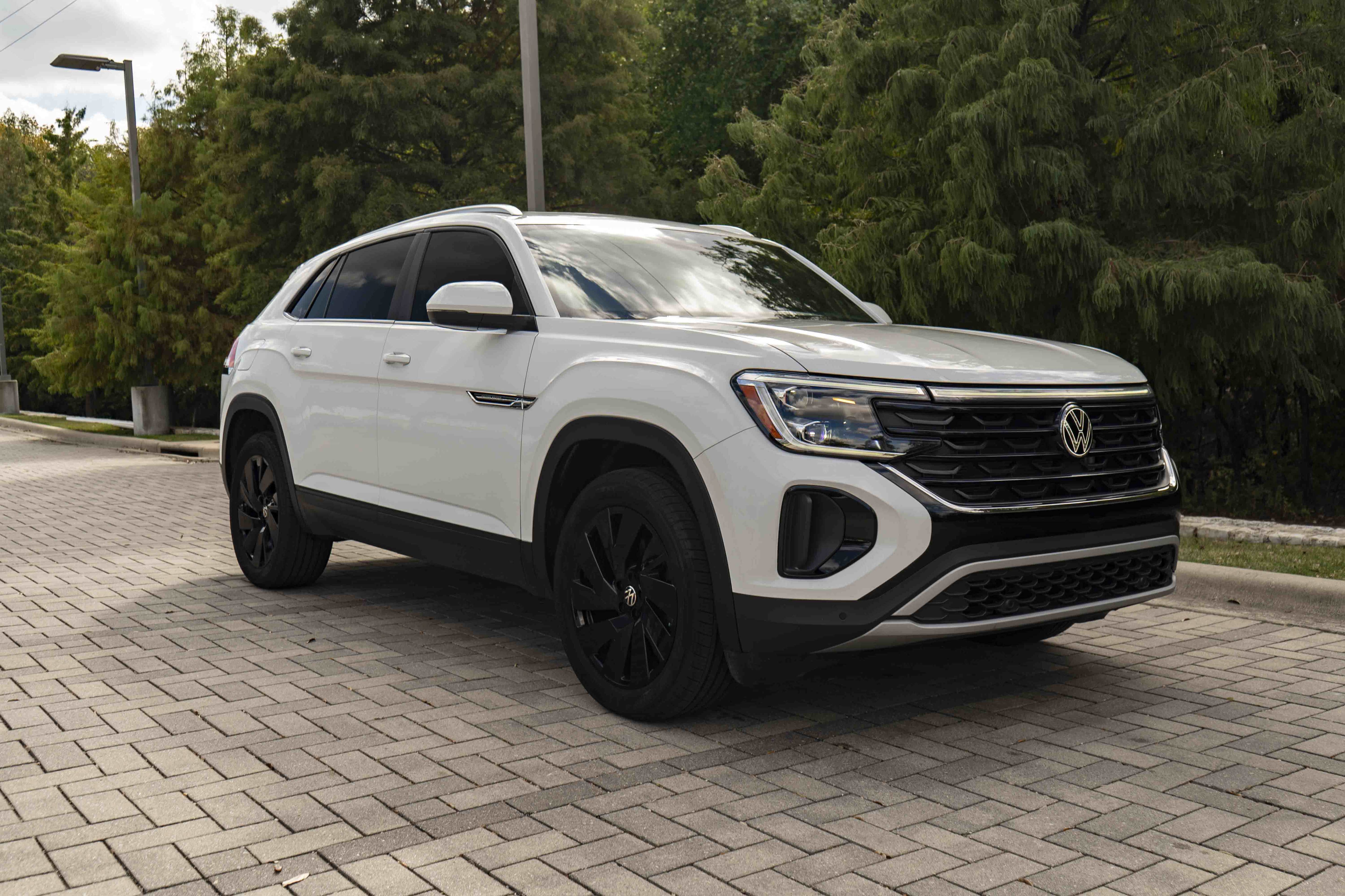 Certified 2024 Volkswagen Atlas Cross Sport SE w/ Panoramic Sunroof Package FWD image 2