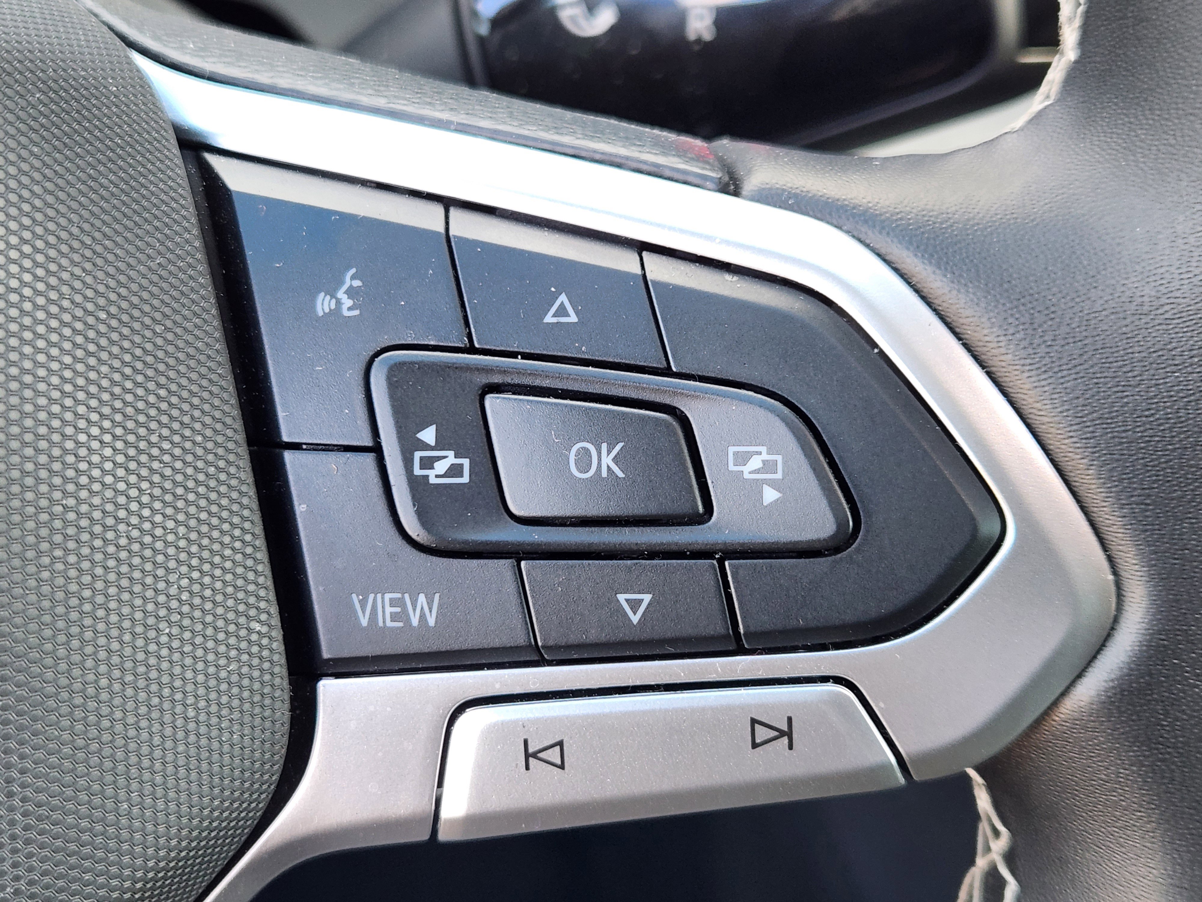 Certified 2025 Volkswagen Tiguan SE w/ Panoramic Sunroof Package image 22