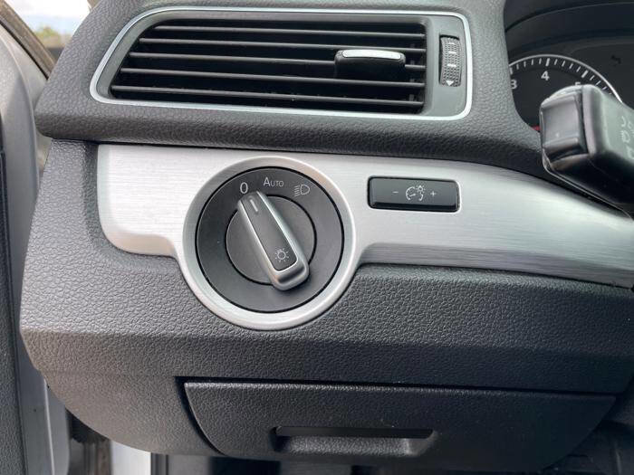 Used 2013 Volkswagen Passat 2.5 SE FWD image 34