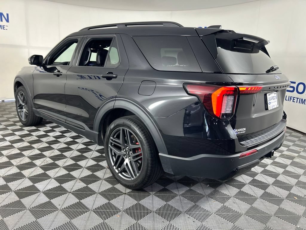 Used 2025 Ford Explorer ST-Line w/ ST-Line Street Pack AWD/4WD image 8