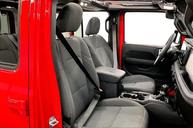Used 2026 Jeep Wrangler Unlimited Sahara AWD/4WD image 8