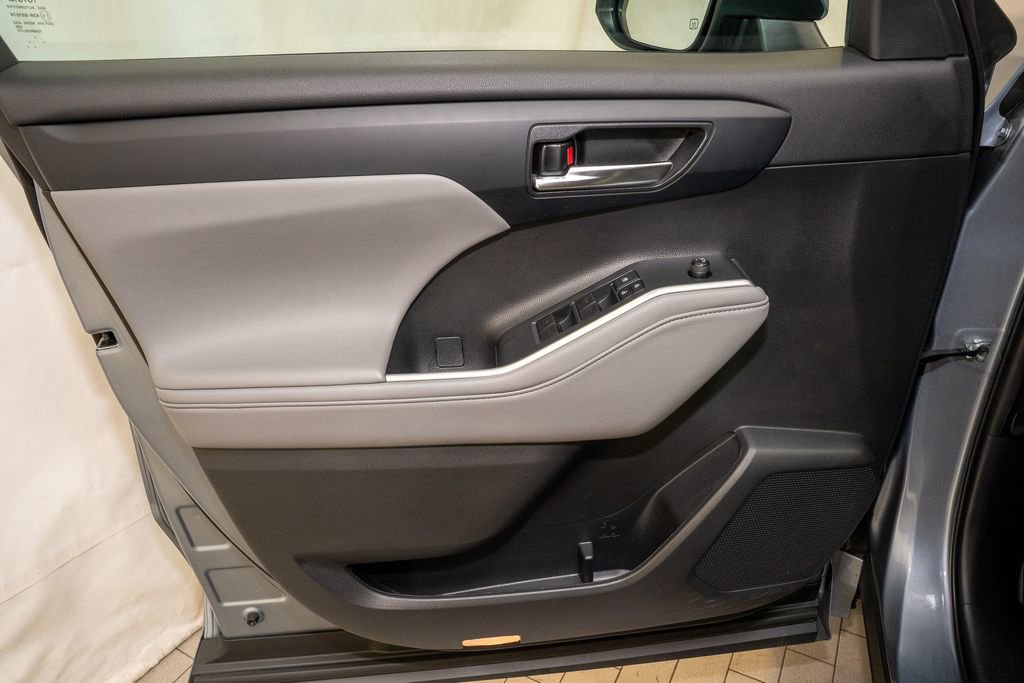 Used 2022 Toyota Highlander XLE image 15