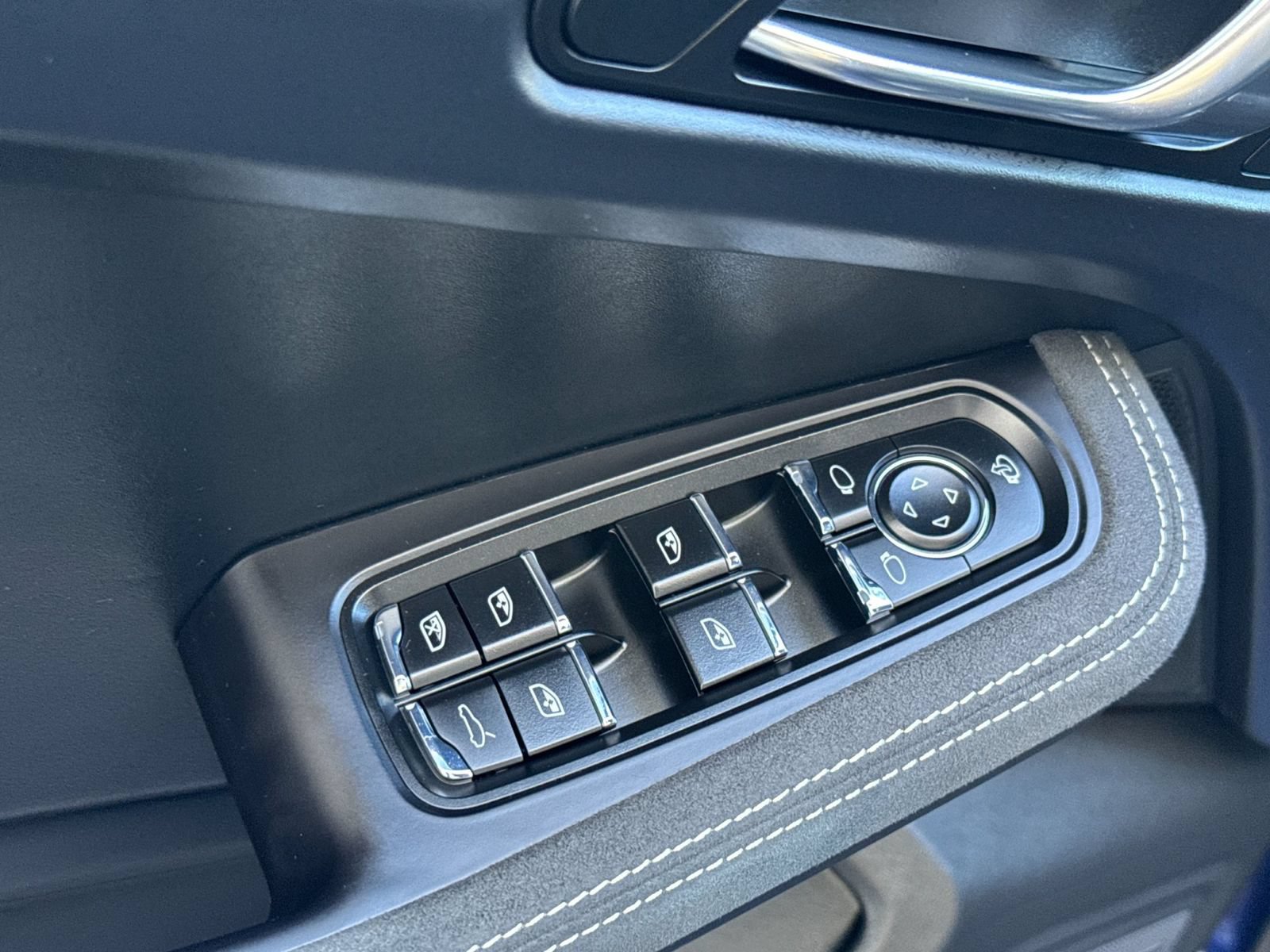 Certified 2024 Porsche Macan GTS AWD/4WD image 13