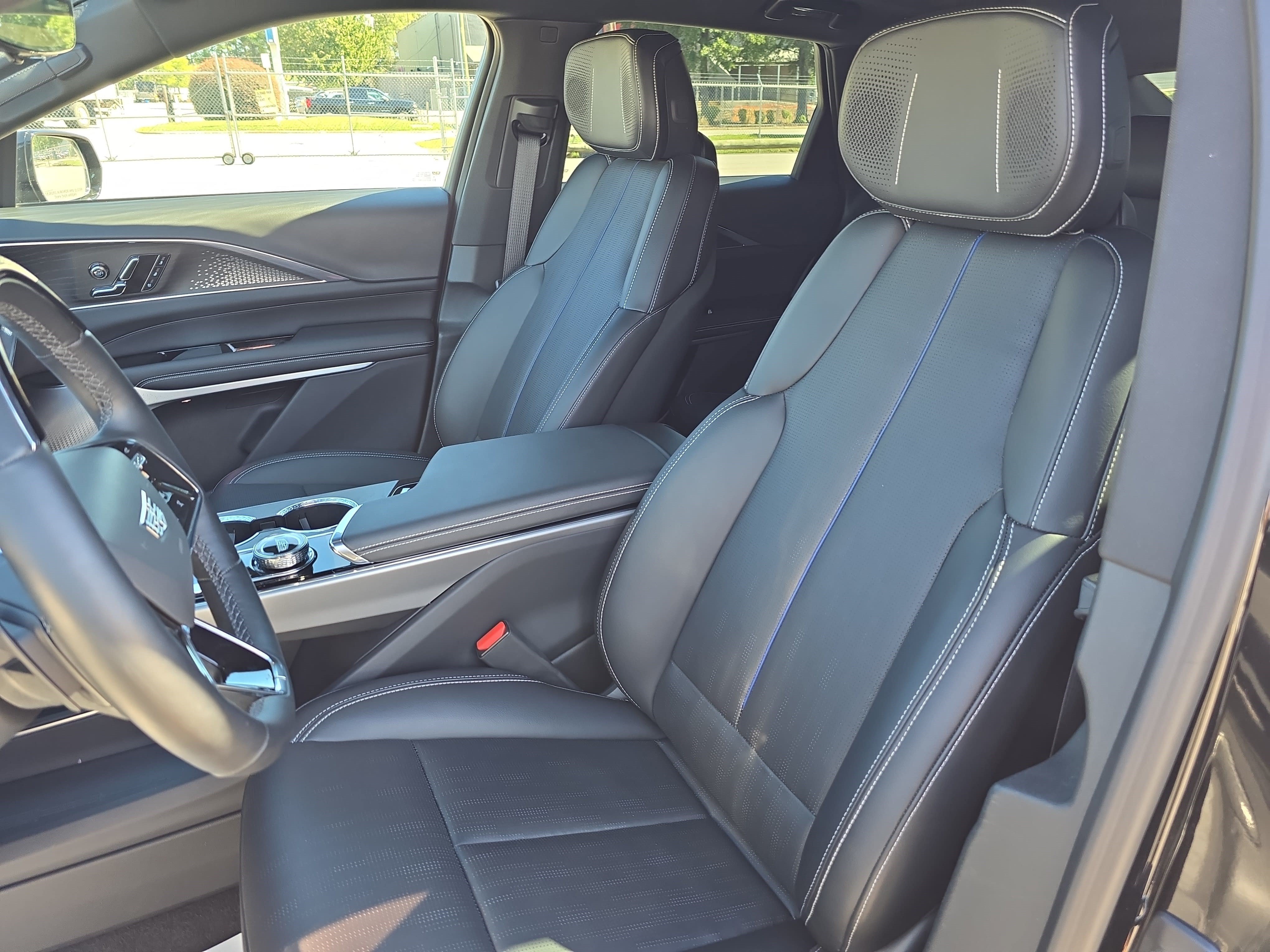 Used 2023 Cadillac Lyriq 2WD image 15