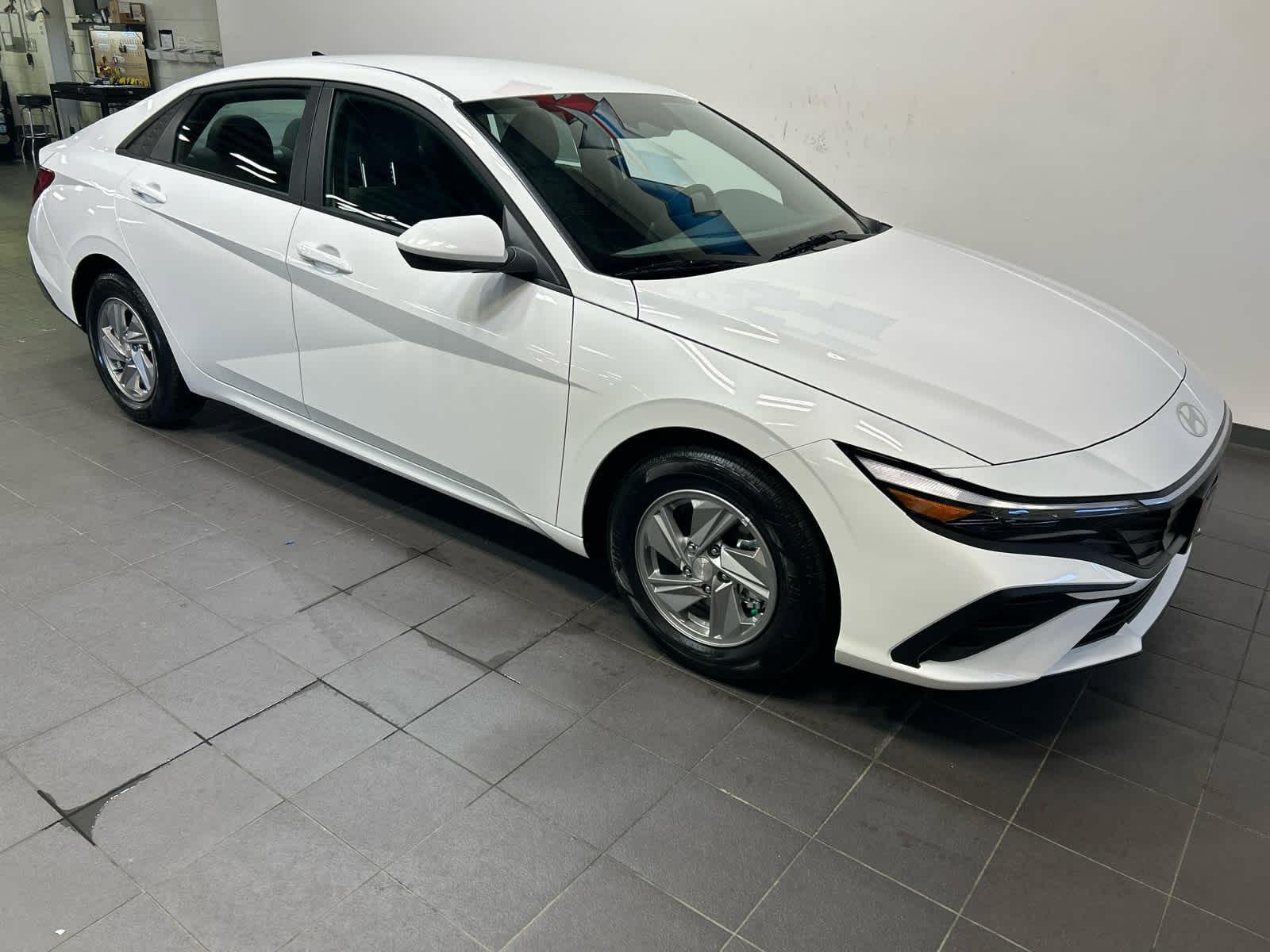 New 2026 Hyundai Elantra SE FWD image 2