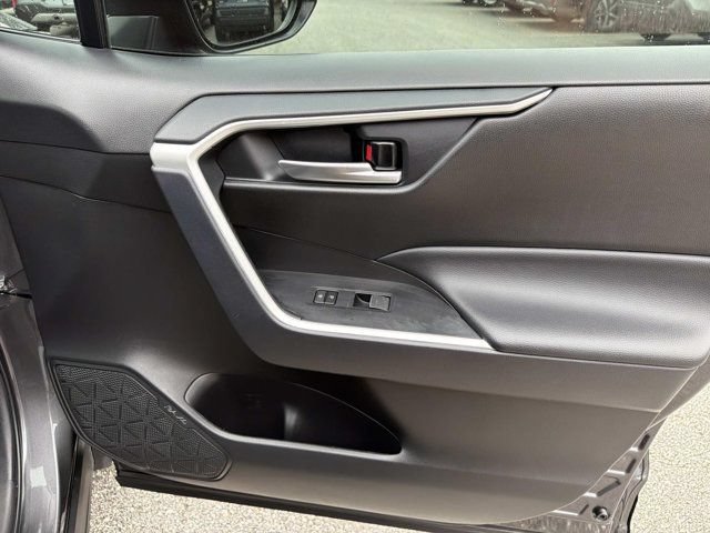 Used 2025 Toyota RAV4 XLE AWD/4WD image 15