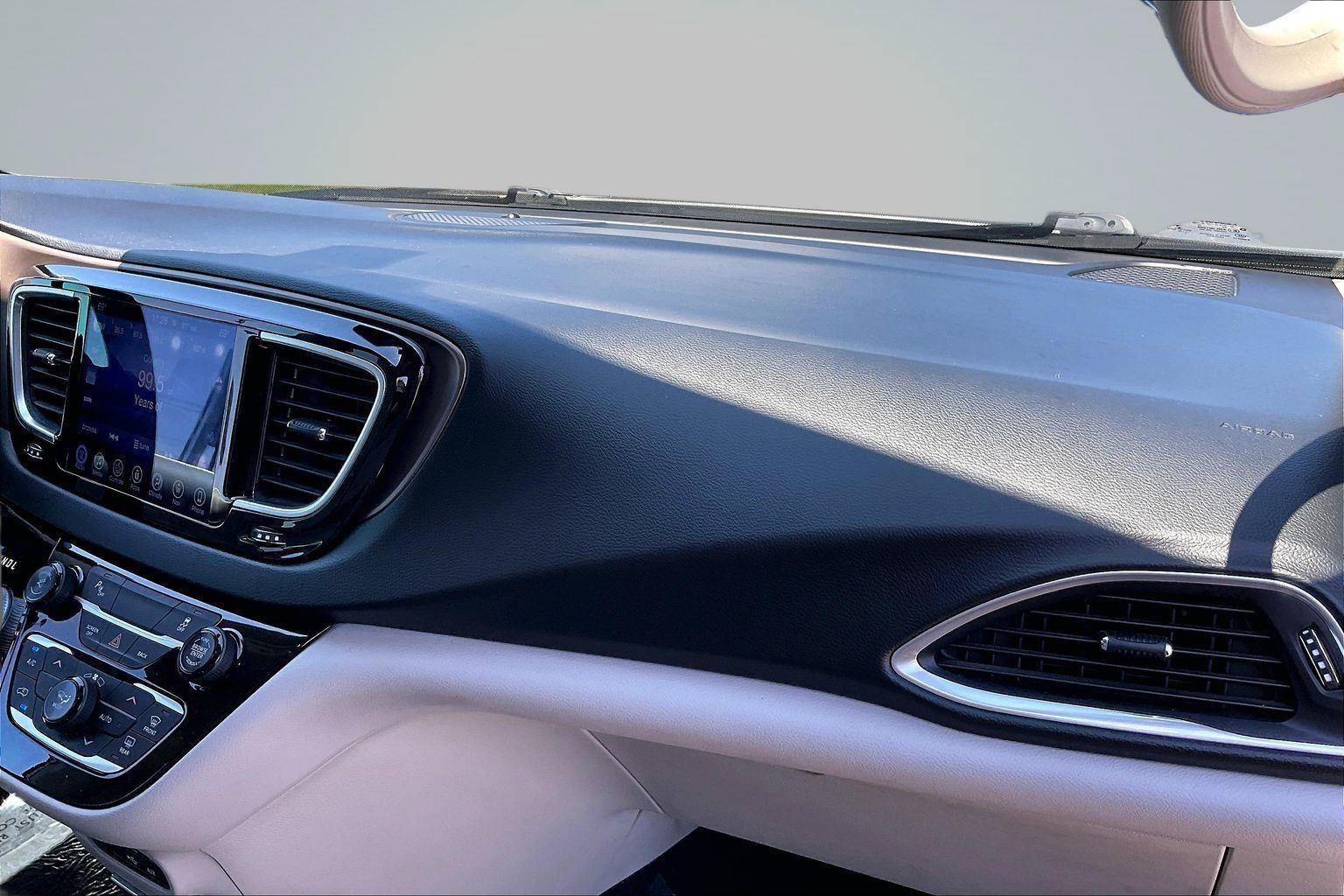 Used 2017 Chrysler Pacifica Touring-L Plus w/ Tire & Wheel Group FWD image 16