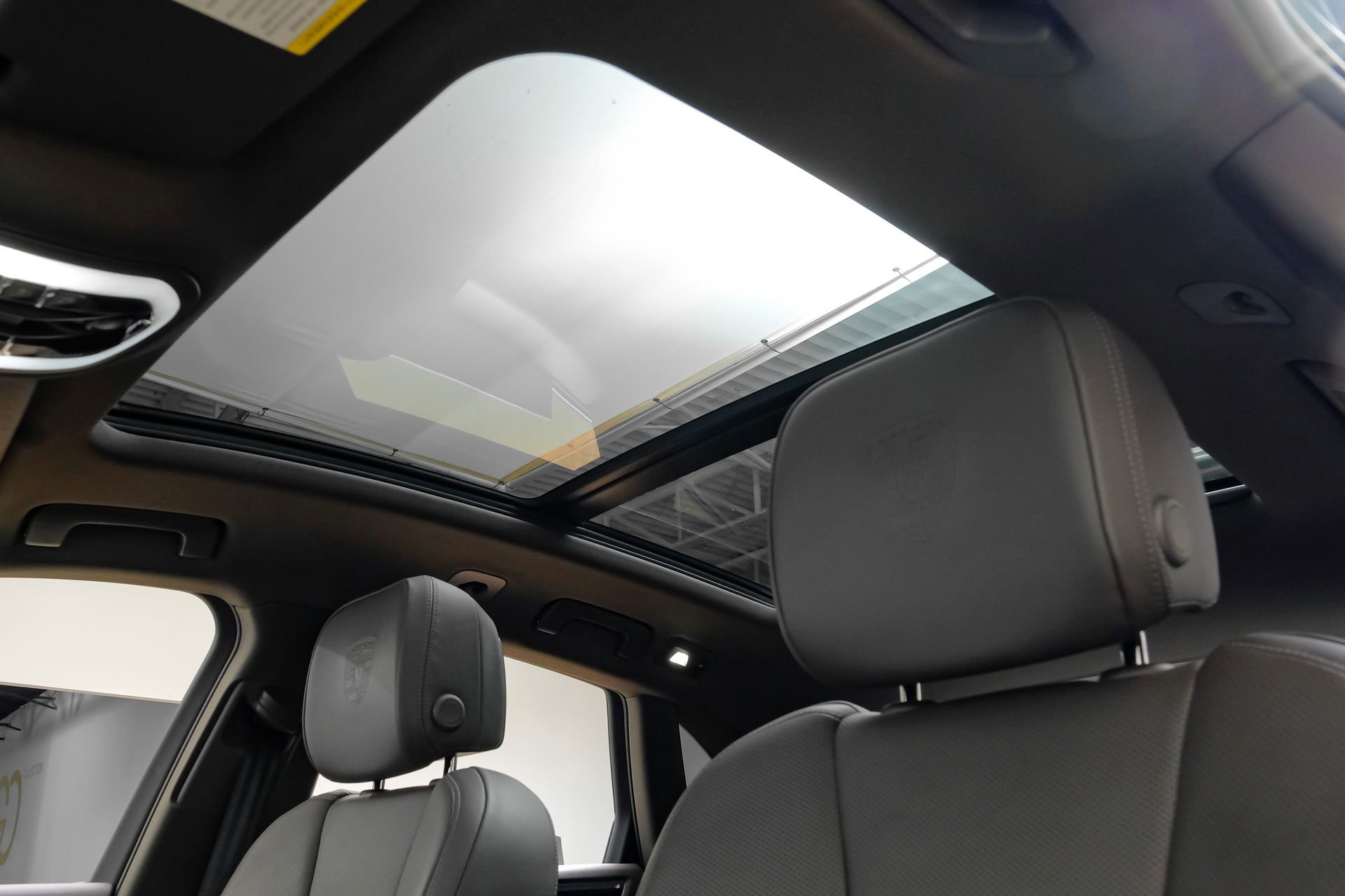 Used 2023 Porsche Macan Turbo AWD/4WD image 5