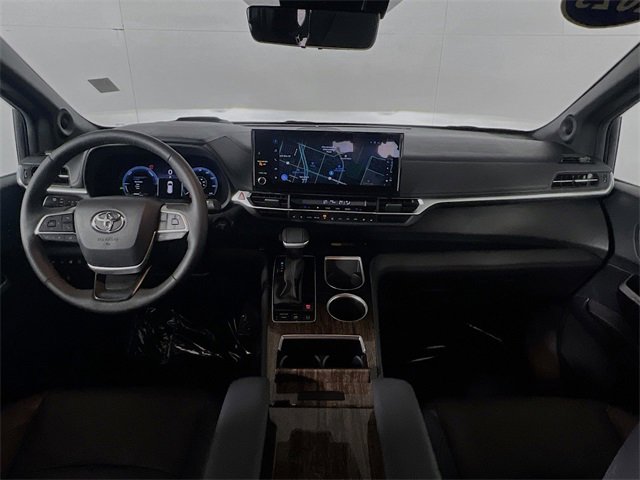 Used 2025 Toyota Sienna Platinum image 27