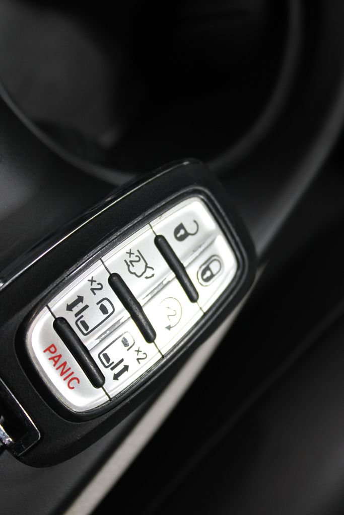 Used 2024 Chrysler Pacifica Touring-L image 32