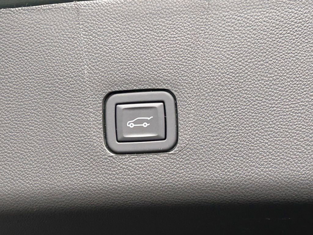 Used 2023 Chevrolet Traverse LT image 45