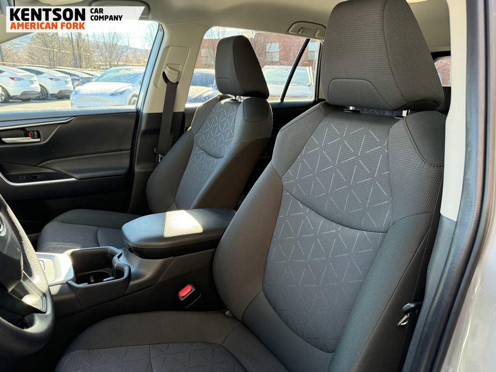 Used 2025 Toyota RAV4 XLE image 28