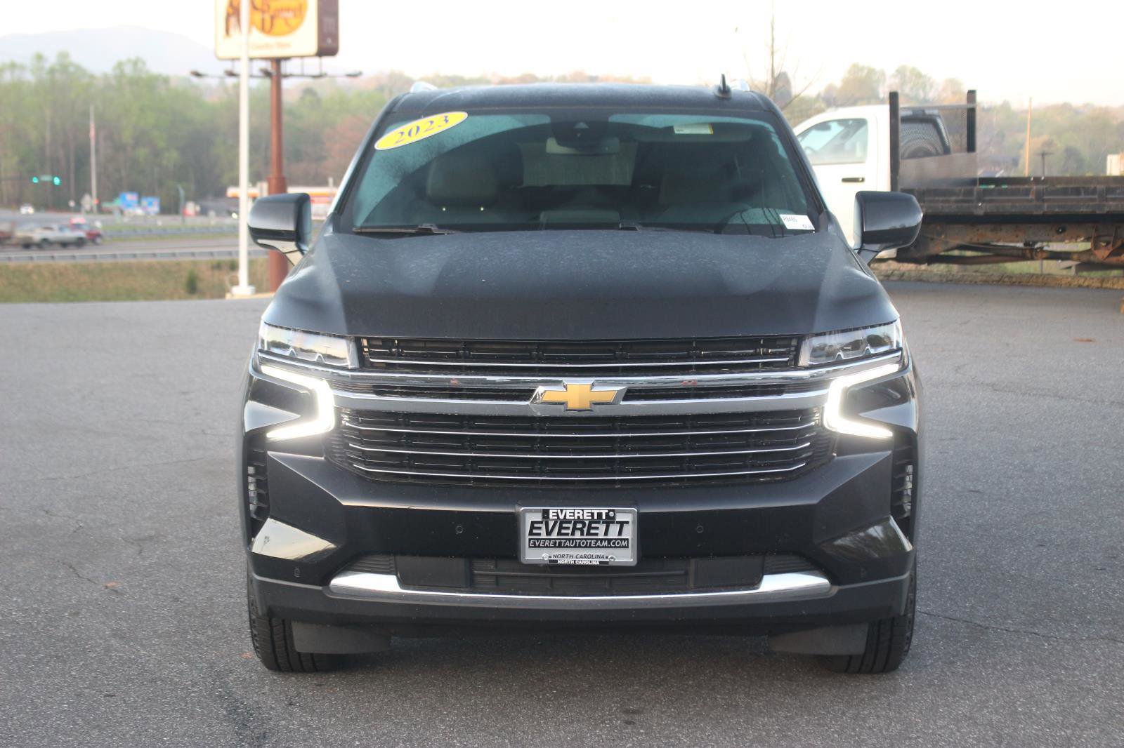 Used 2023 Chevrolet Suburban LT image 2
