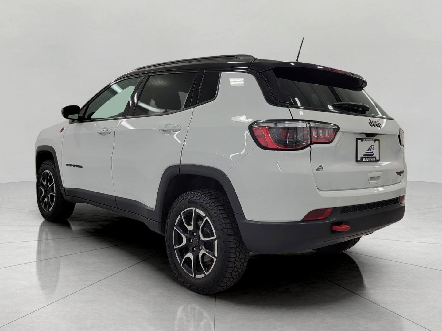Used 2025 Jeep Compass Trailhawk AWD/4WD image 20