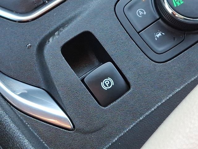 Used 2023 Chevrolet Traverse LT image 25