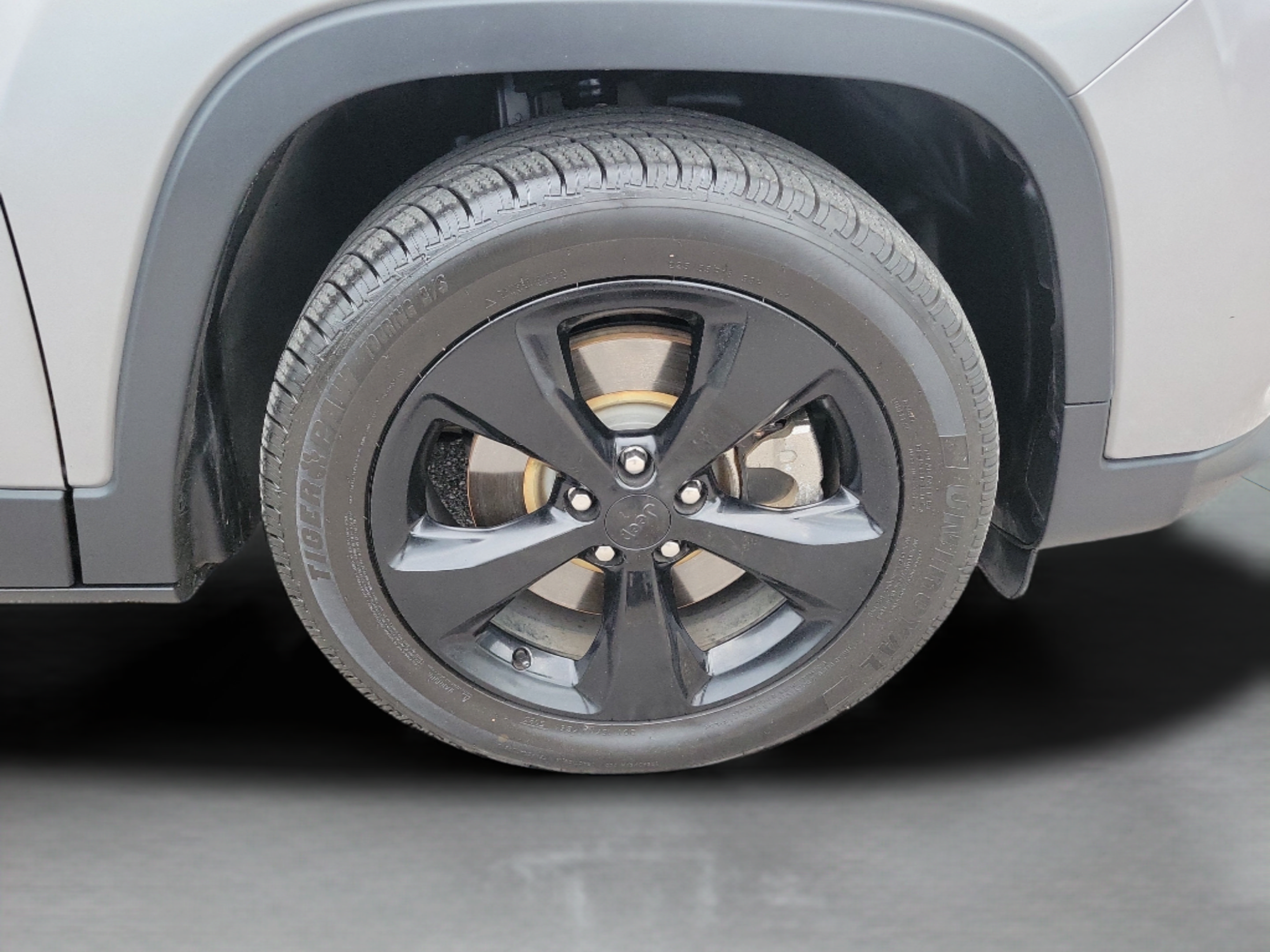 Used 2020 Jeep Cherokee Latitude Plus FWD image 32