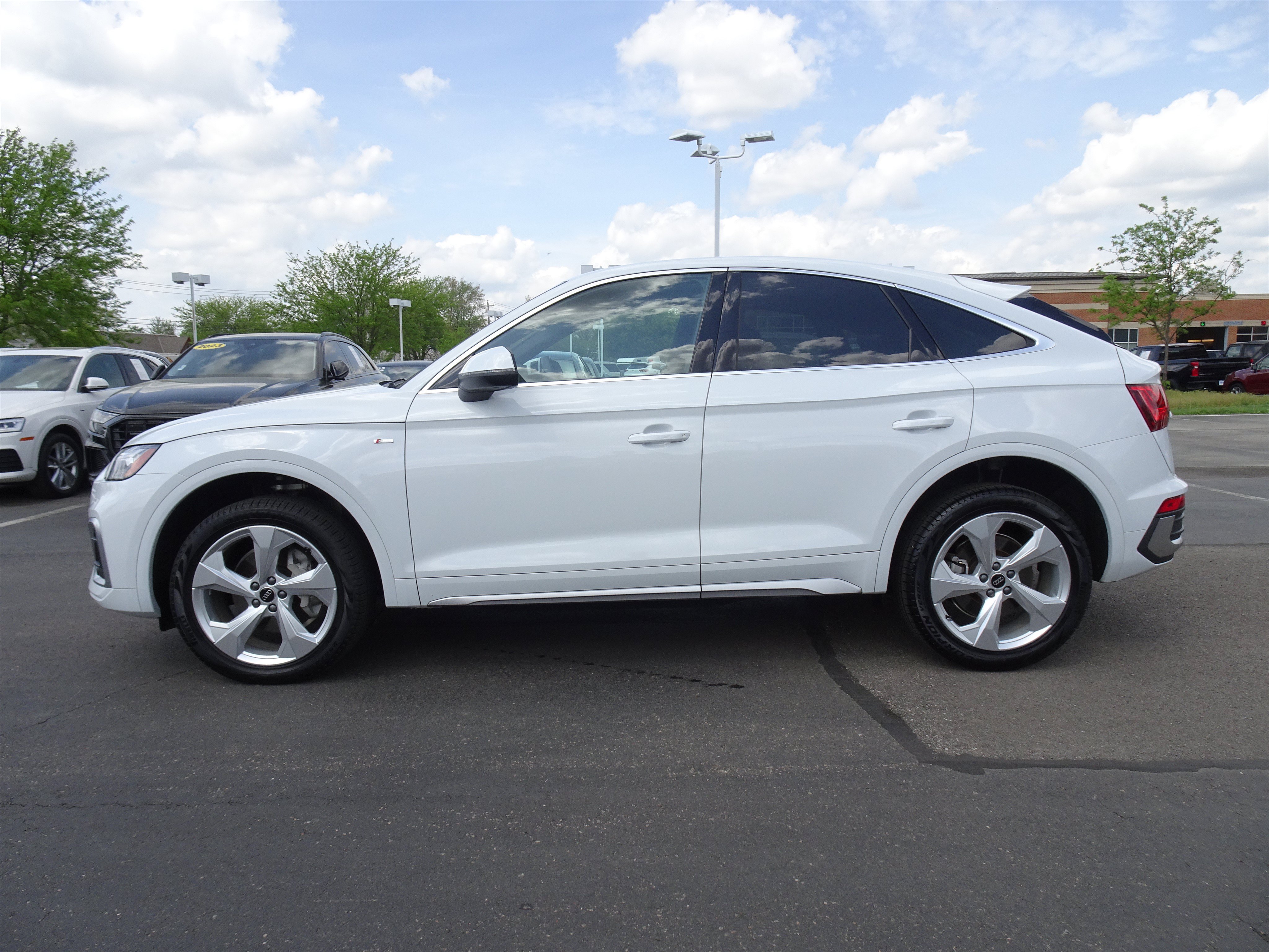 Certified 2025 Audi Q5 2.0T Premium Plus w/ Premium Plus Package AWD/4WD image 2