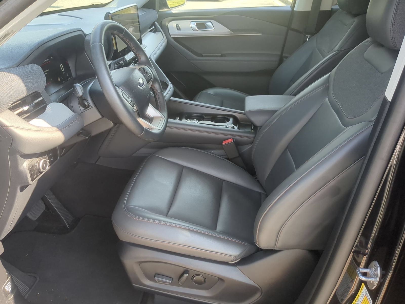 Used 2025 Ford Explorer Active w/ Active Comfort Package AWD/4WD image 13