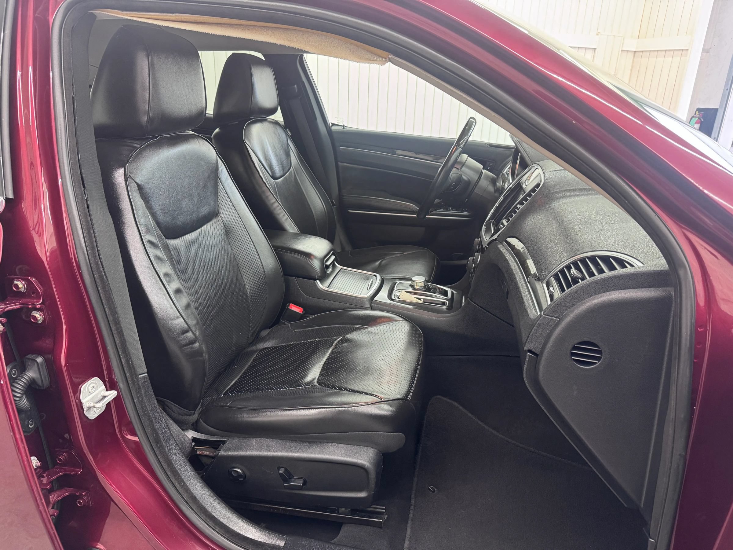 Used 2019 Chrysler 300 Limited AWD/4WD image 10