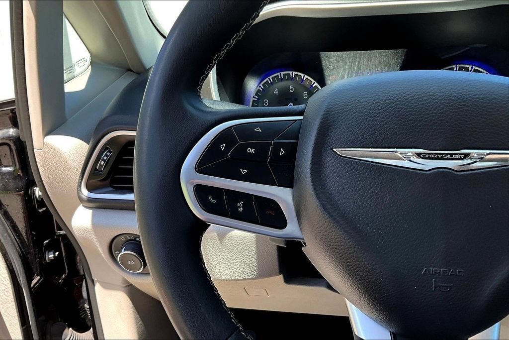 Used 2024 Chrysler Pacifica Touring-L FWD image 10
