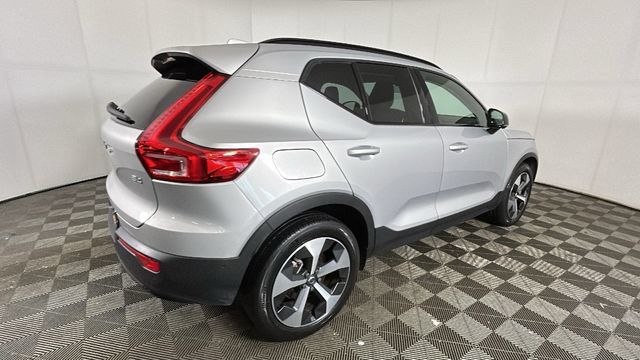 Used 2023 Volvo XC40 B4 Ultimate FWD image 2