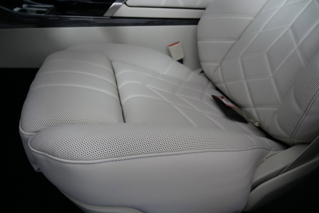 Used 2025 BMW i7 xDrive60 w/ Premium Package image 10