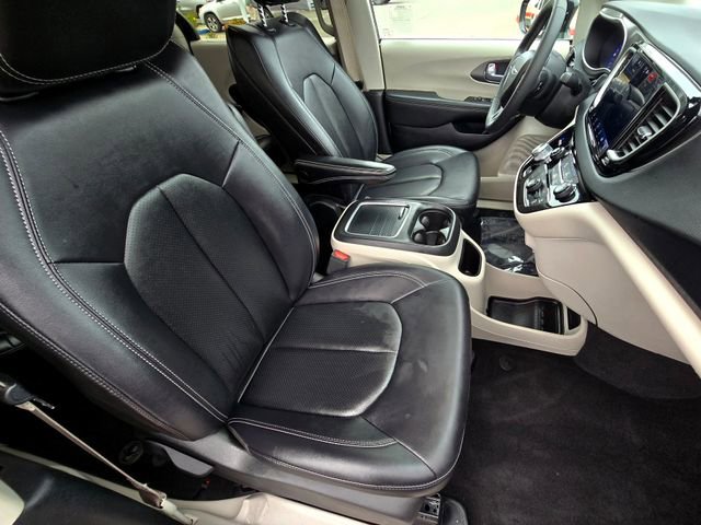 Certified 2024 Chrysler Pacifica Touring-L image 26