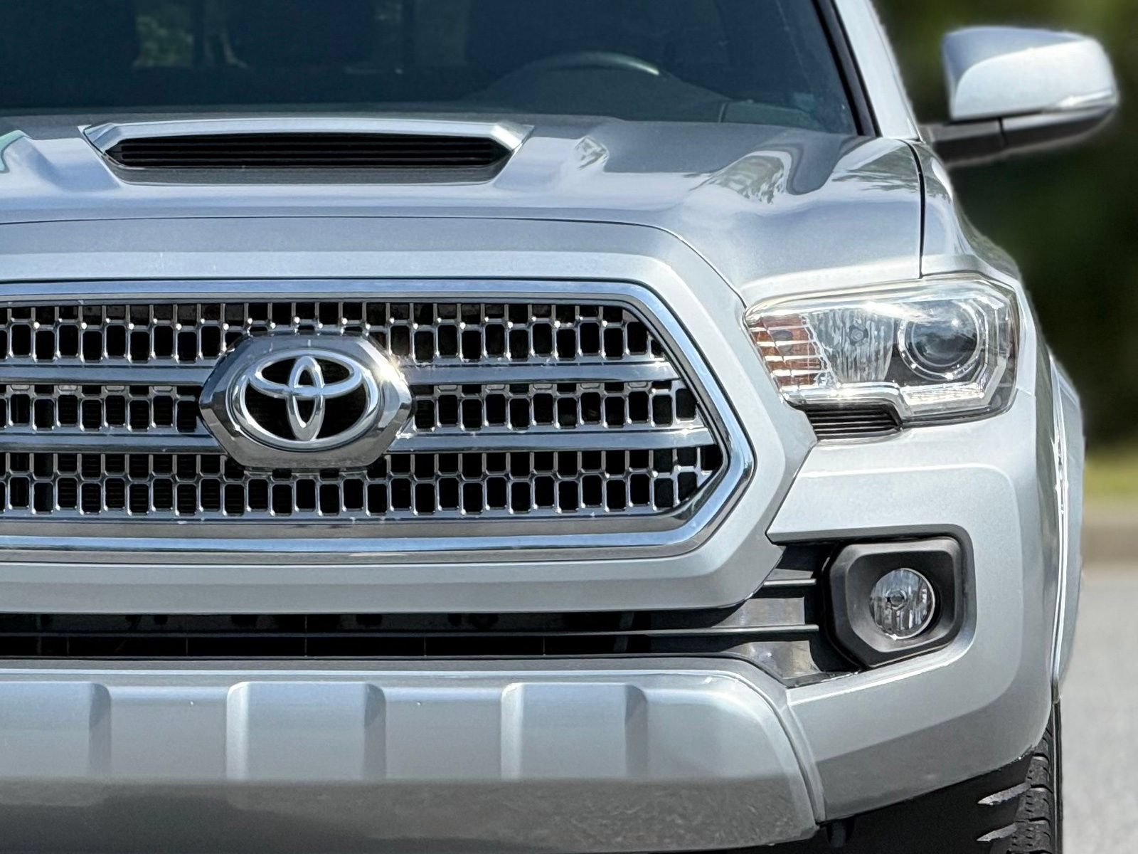 Used 2017 Toyota Tacoma TRD Sport w/ Tow Package RWD image 15