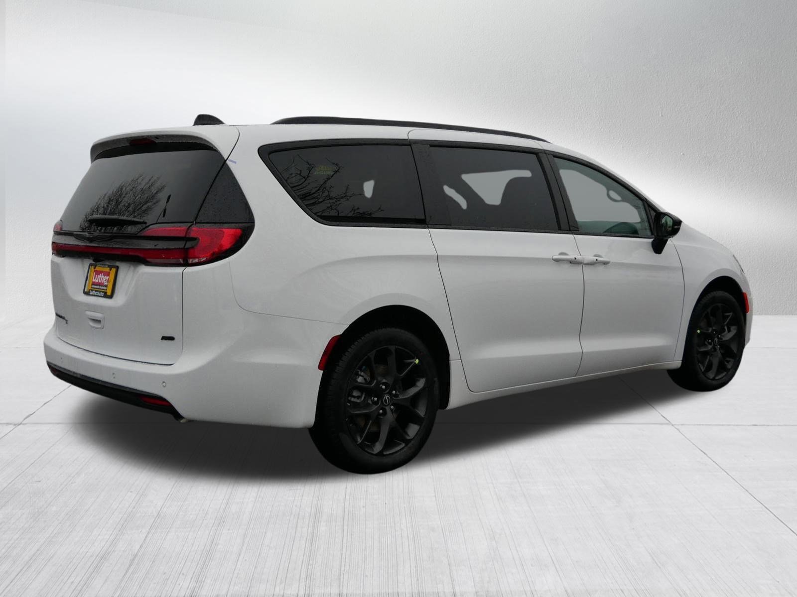 New 2026 Chrysler Pacifica Select w/ S Appearance Package image 7