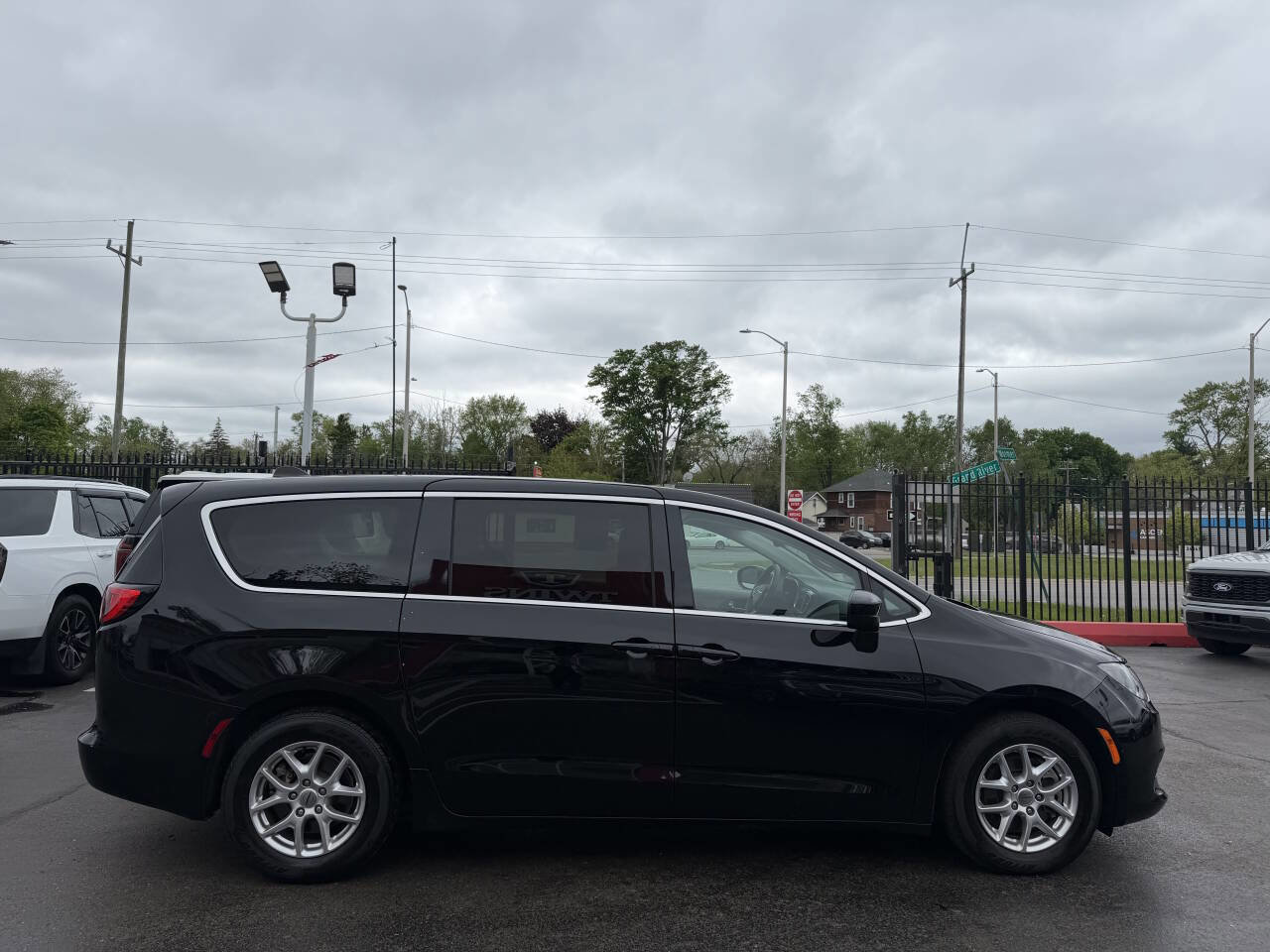 Used 2024 Chrysler Voyager LX FWD image 4