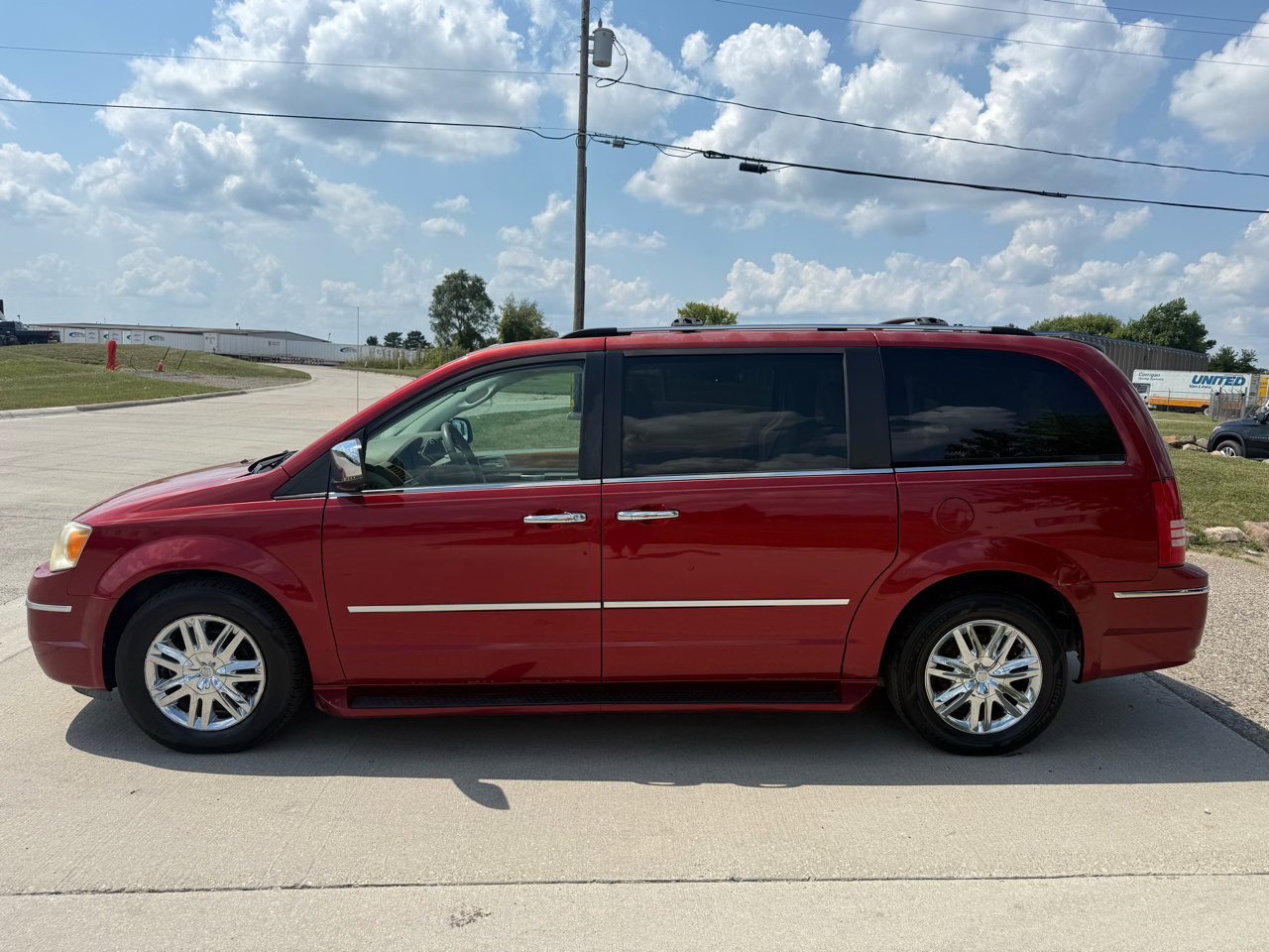 Used 2009 Chrysler Town & Country Limited w/ Entertainment Group #3 image 6