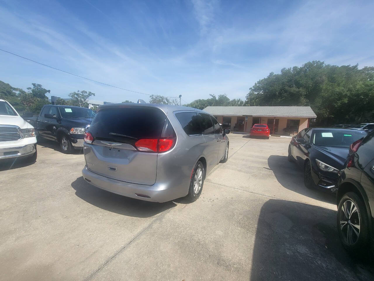 Used 2017 Chrysler Pacifica Touring w/ Tire & Wheel Group FWD image 26