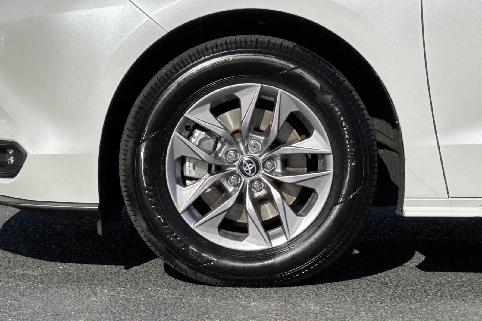 Used 2025 Toyota Sienna XLE FWD image 13