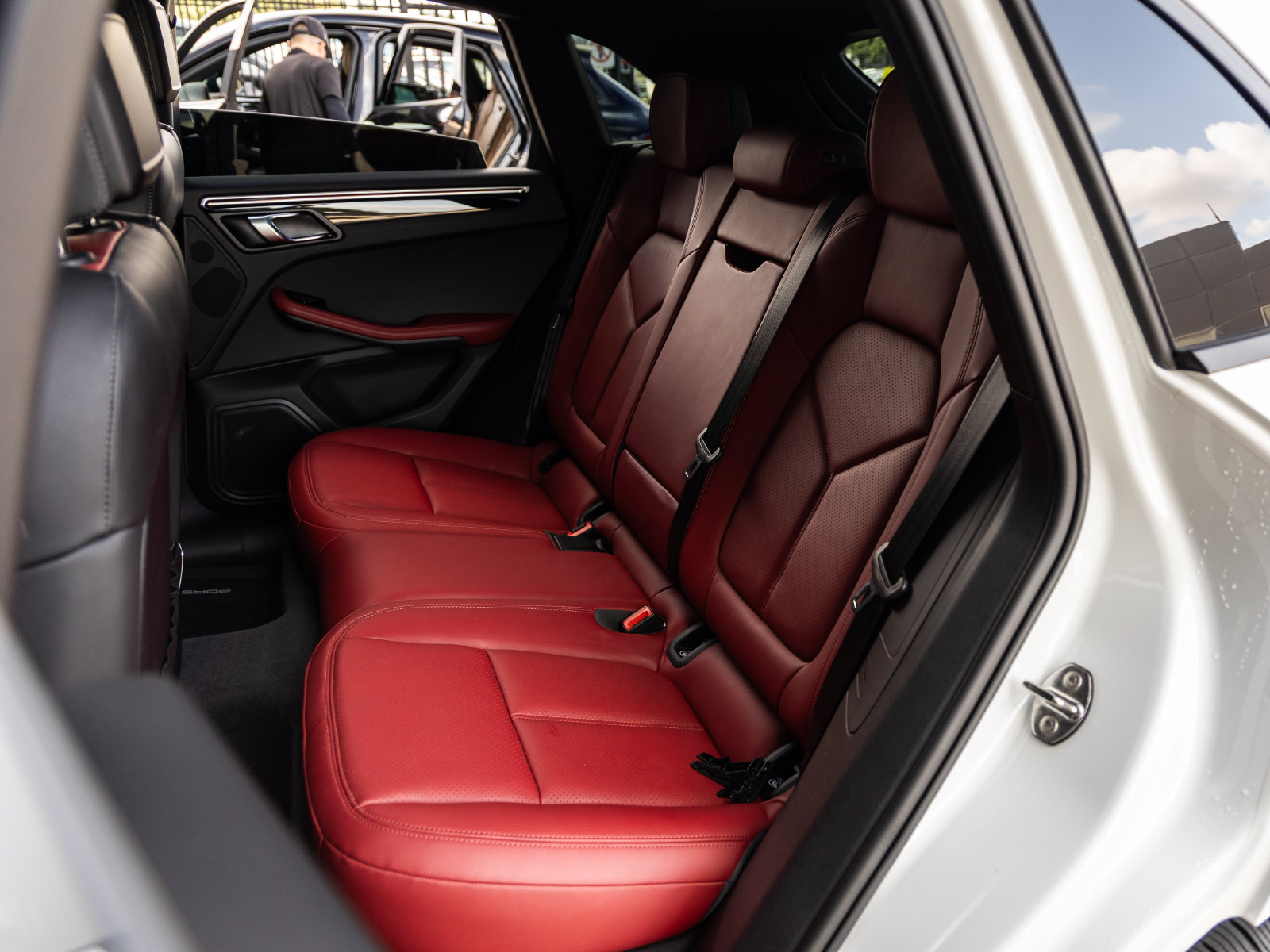 Certified 2025 Porsche Macan w/ Premium Package Plus AWD/4WD image 36