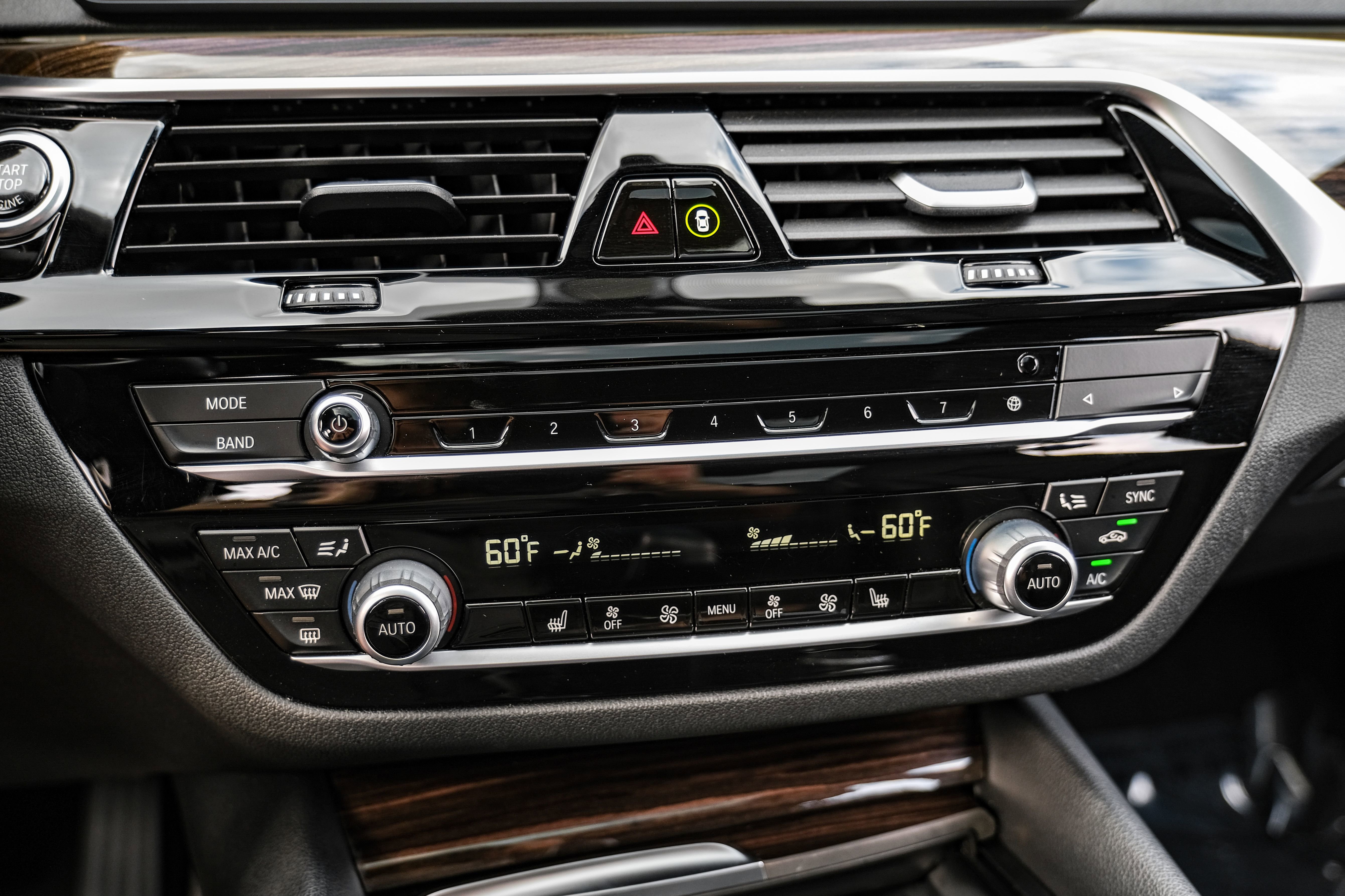 Used 2021 BMW 540i w/ Convenience Package image 27