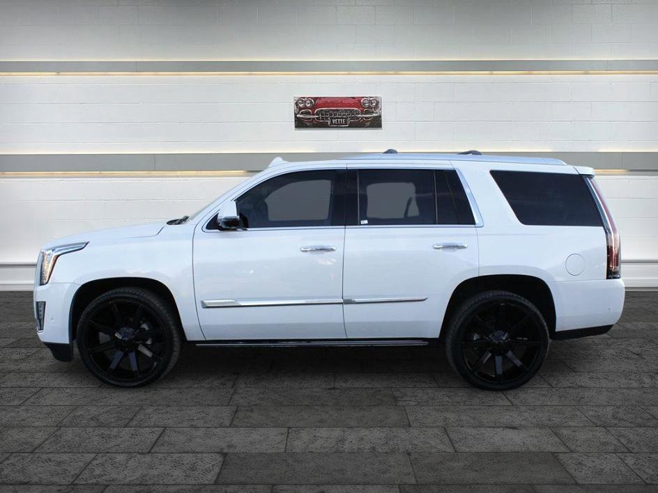 Used 2017 Cadillac Escalade Premium Luxury image 4