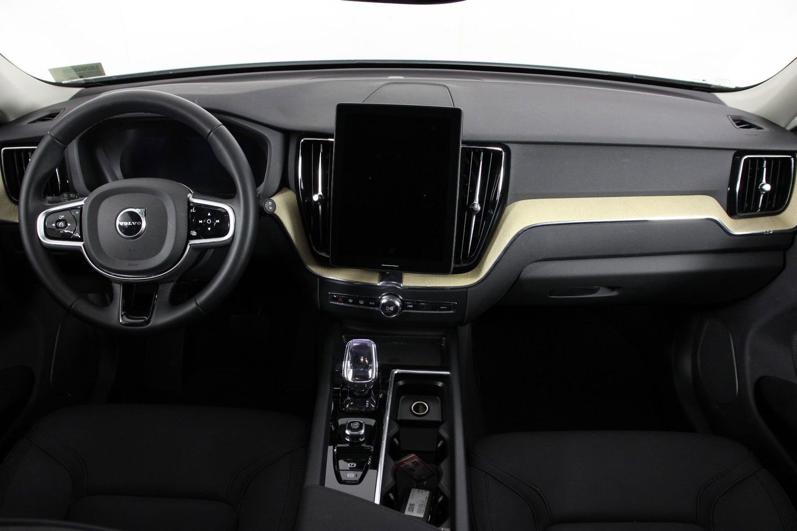 Certified 2026 Volvo XC60 B5 Plus AWD/4WD image 7
