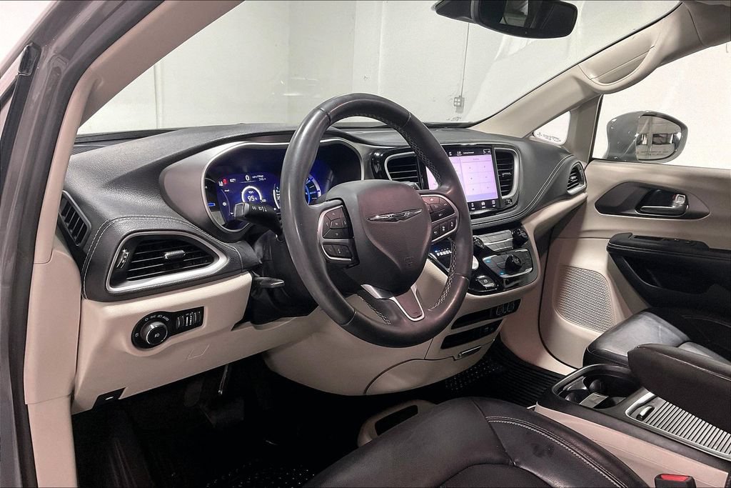 Used 2022 Chrysler Pacifica Touring-L FWD image 16