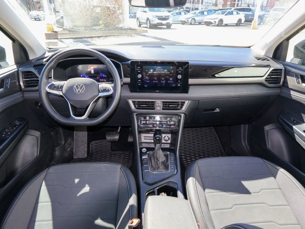 Certified 2025 Volkswagen Taos SE image 16
