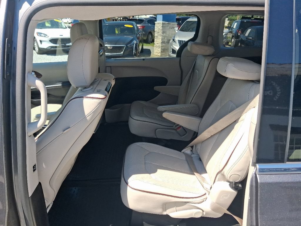Used 2017 Chrysler Pacifica Limited w/ UConnect Theater Package FWD image 13
