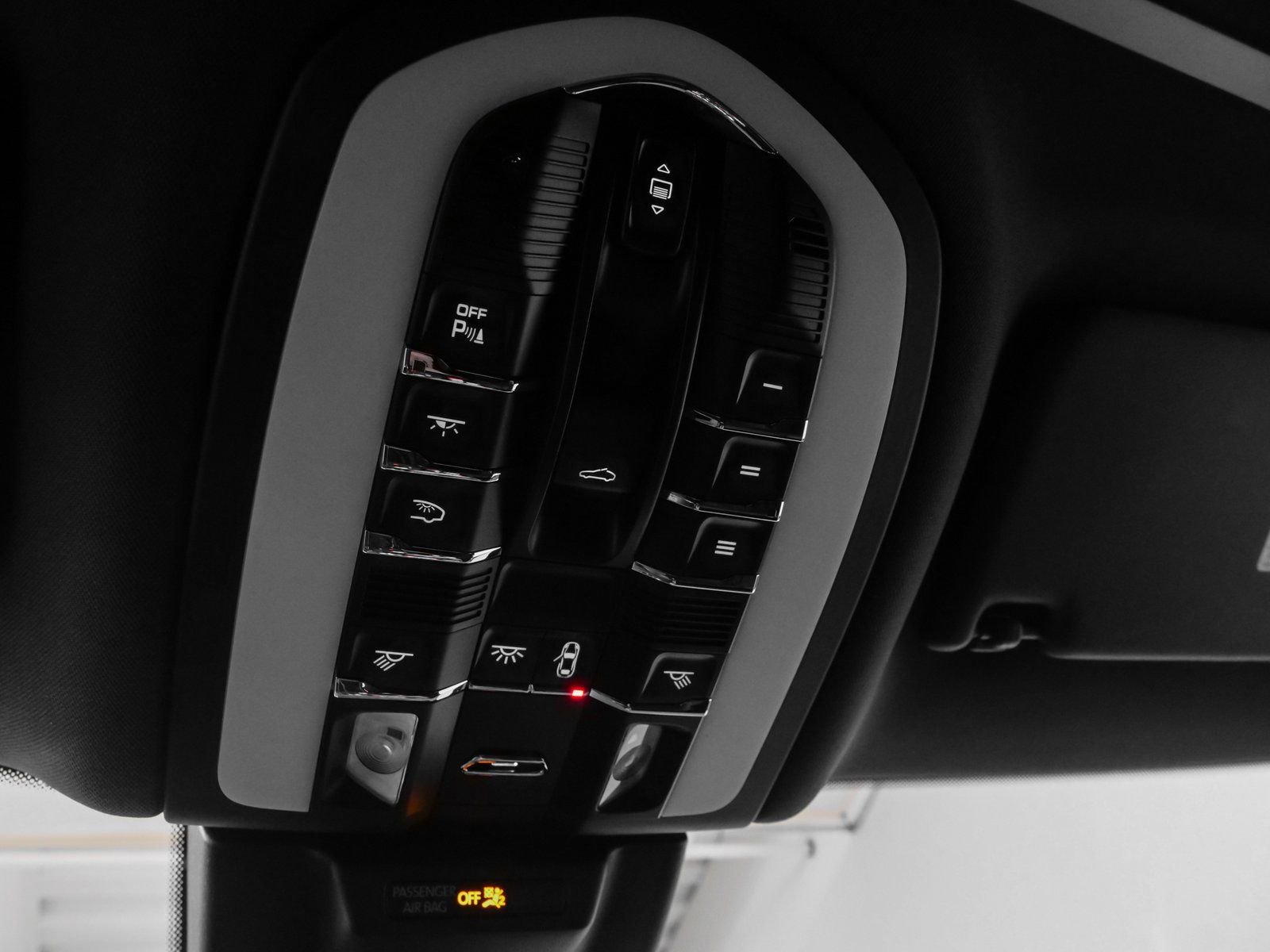 Certified 2025 Porsche Macan AWD/4WD image 32